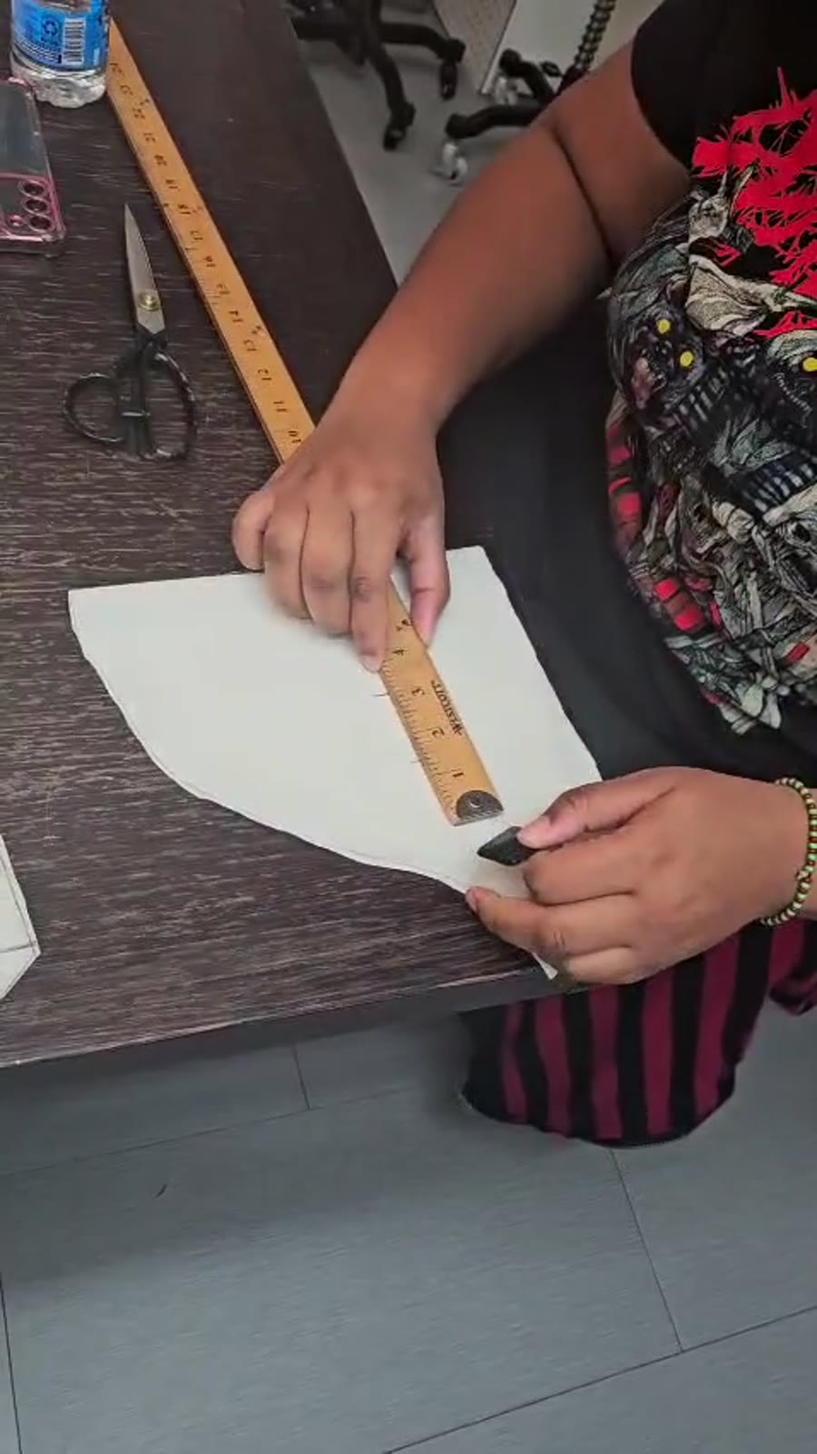 Estudiantes practicando en máquina de coser