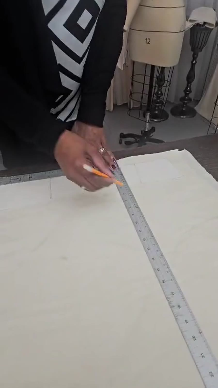 Estudiante midiendo tela con regla multifunción
