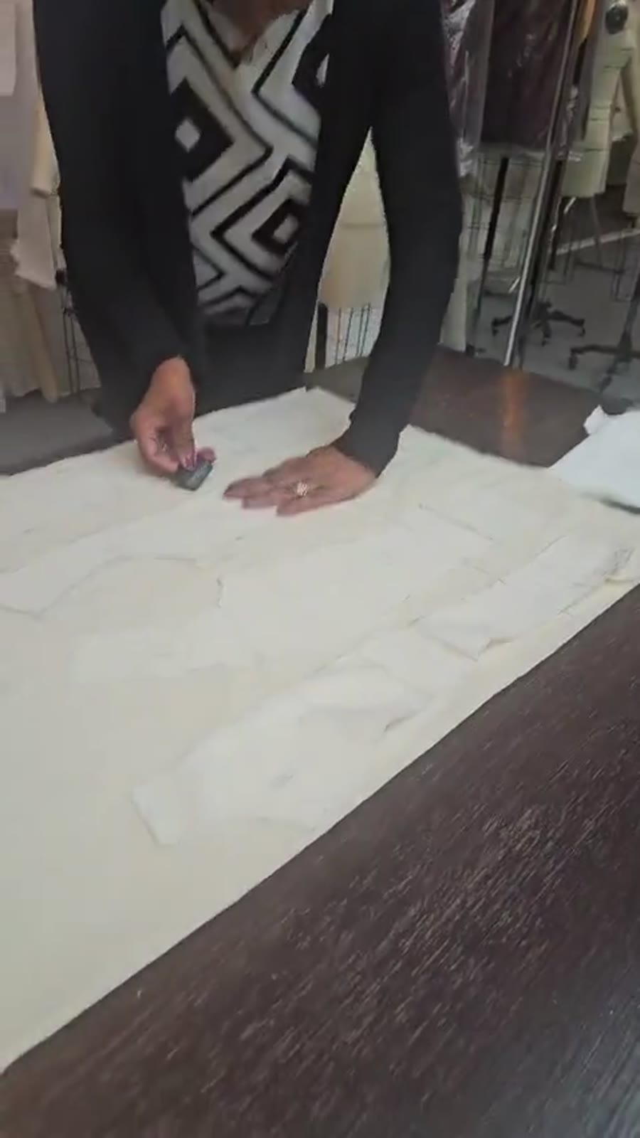 Profesor guiando a estudiante en su proyecto
